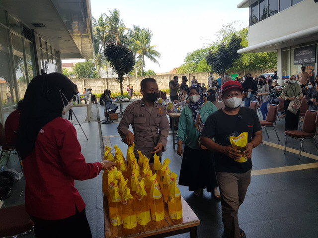 Polsek Neglasari gelar vaksin booster dan memberikan sembako ke masyarakat. Foto: Polsek Neglasari