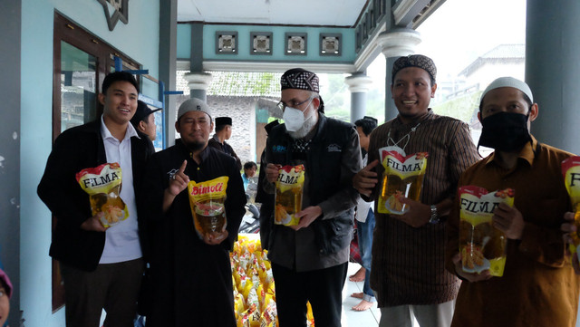 Foto penyaluran minyak goreng. (Sumber foto doc. media BM3)