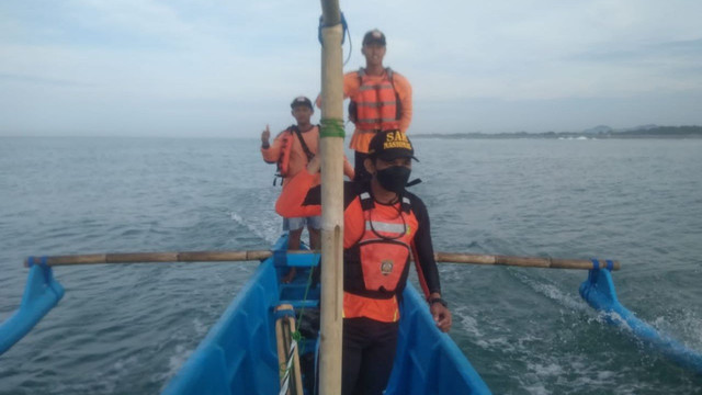 Petugas melakukan pencarian kakak beradik yang hilang terseret ombak di Pantai Glagah. Foto: istimewa