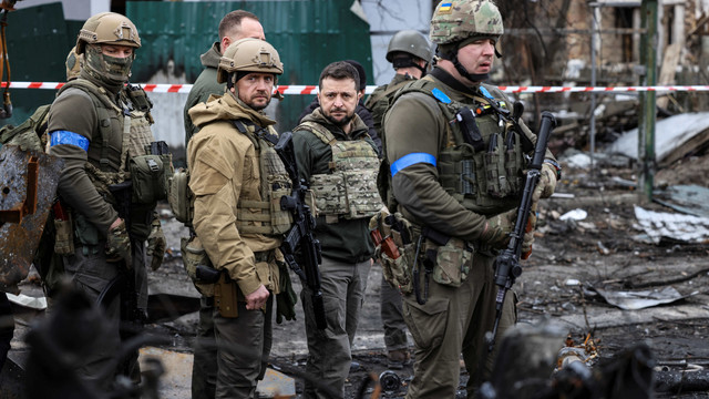 Presiden Volodymyr Zelensky melihat langsung kehancuran di kota Bucha, tepat di barat laut ibu kota Ukraina, Kyiv, pada Senin (4/4/2022). Foto: Ronaldo Schemidt/AFP