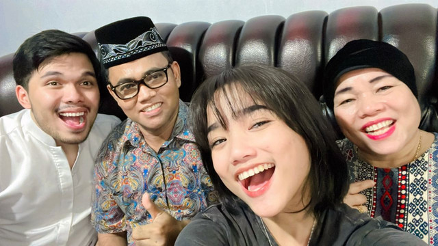 Thariq halilintar bersama ayah dan ibu Fuji. Foto: Instagram/@fuji_an