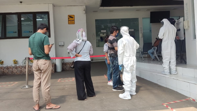 Suasana Swab PCR Fast Lab di Senopati, Jakarta Selatan, Rabu (16/2). Foto: Jonathan Devin/kumparan