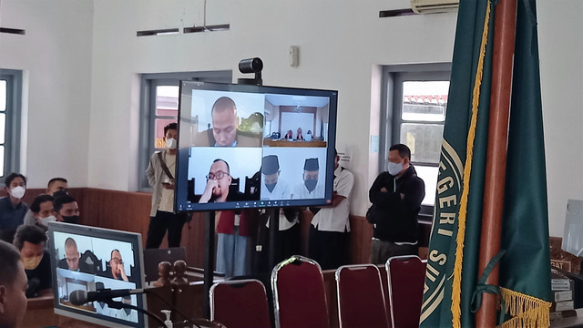 Layar yang menampilkan kedua terdakwa saat sidang kasus kekerasan dalam Diklat Menwa UNS di Pengadilan Negeri (PN) Solo, Senin (04/04/2022). FOTO: Agung Santoso
