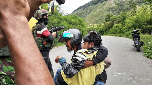 Seorang tukang ojek yang selamat dari penembakan di Mulia, kabupaten Puncak Jaya. (Foto: istimewa) 