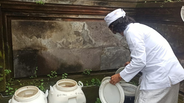 Pembuatan disinfektan dari buah lungsuran persembahyangan umat. Foto: Denita br Matondang/kumparan