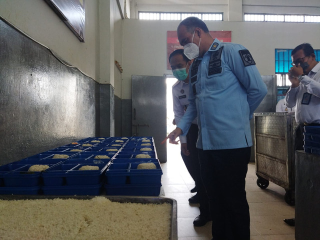 Kalapas Pemuda Madiun, Ardian Nova Christiawan saat mendampingi Plt. Kakanwil Kemenkumham Jatim, Wisnu Nugroho Dewanto pada Rabu (2/3/2022) pagi. (Foto : Humas Lasdaun)