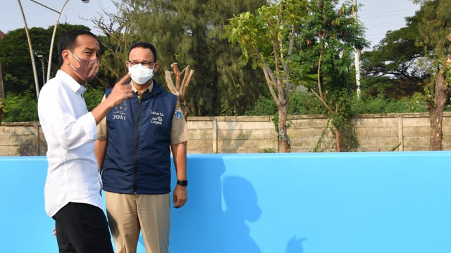 Presiden Joko Widodo bersama Gubernur DKI Jakarta Anies Baswedan saat meninjau proyek pembangunan Sirkuit Formula E di Ancol, Jakarta, Senin (25/4/2022). Foto: Rusman/Biro Pers Sekretariat Presiden