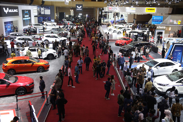 Suasana pameran otomotif Indonesia International Motor Show (IIMS) 2022 di JIExpo Kemayoran, Kamis (31/3)  Foto: Aditia Noviansyah/kumparan