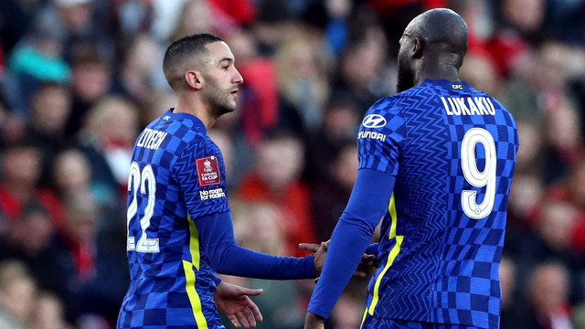 Pemain Chelsea Hakim Ziyech merayakan gol keduanya dengan Romelu Lukaku saat hadapi Middlesbrough di Stadion Riverside, Middlesbrough, Inggris, Sabtu (19/3/2022). Foto: Scott Heppell/REUTERS