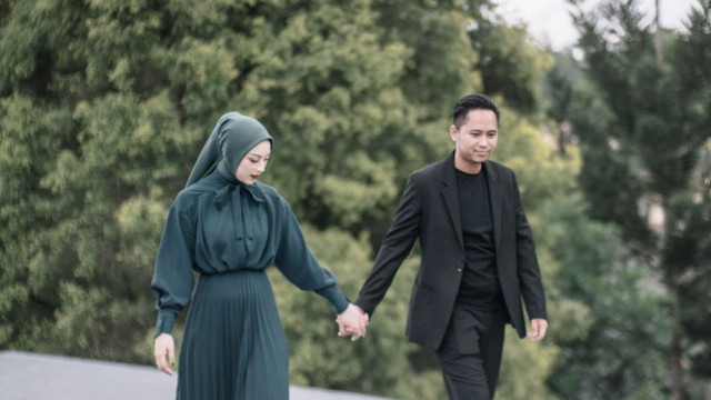 Doni Salmanan dan istri.  Foto: https://www.instagram.com/dinanfajrina/
