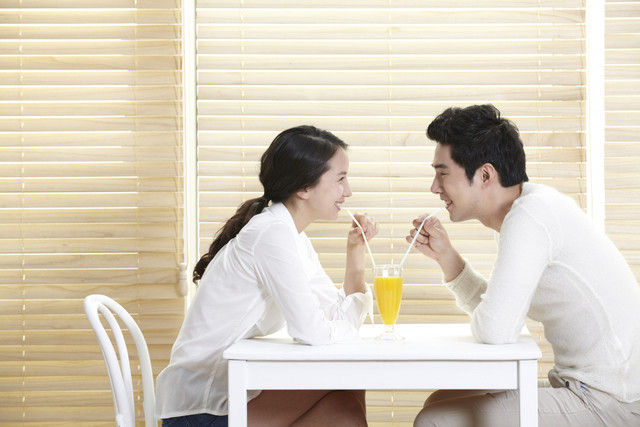 Ilustrasi Pasangan suami istri. Foto: JenJ Ivary/shutterstock