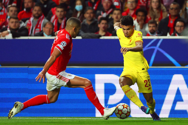 Pemain Liverpool Luis Diaz berusaha melewati pemain Benfica pada pertandingan leg pertama perempat final Liga Champions di Estadio da Luz, Lisbon, Portugal. Foto: Matthew Childs/REUTERS