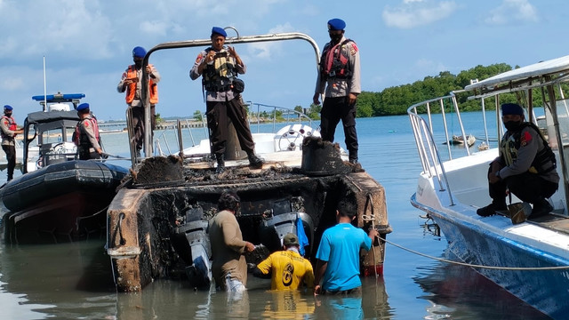 Sebuah kapal cepat atau speed boat yang mengangkut 6 wisatawan terbakar di Tanjong Benoa, Kuta Selatan, Kabupaten Badung, Bali, Jumat (6/5/2022). Foto: Humas Polresta Denpasar