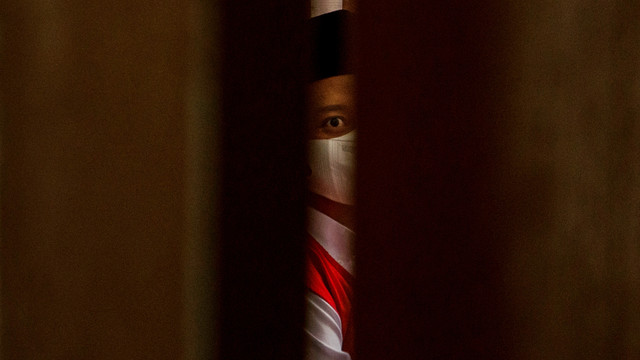 Terpidana kasus kekerasan seksual terhadap anak Herry Wirawan duduk di ruang tunggu untuk menjalani sidang vonis di Pengadilan Negeri Bandung, Jawa Barat, Selasa (15/2/2022). Foto: Novrian Arbi/ANTARA FOTO