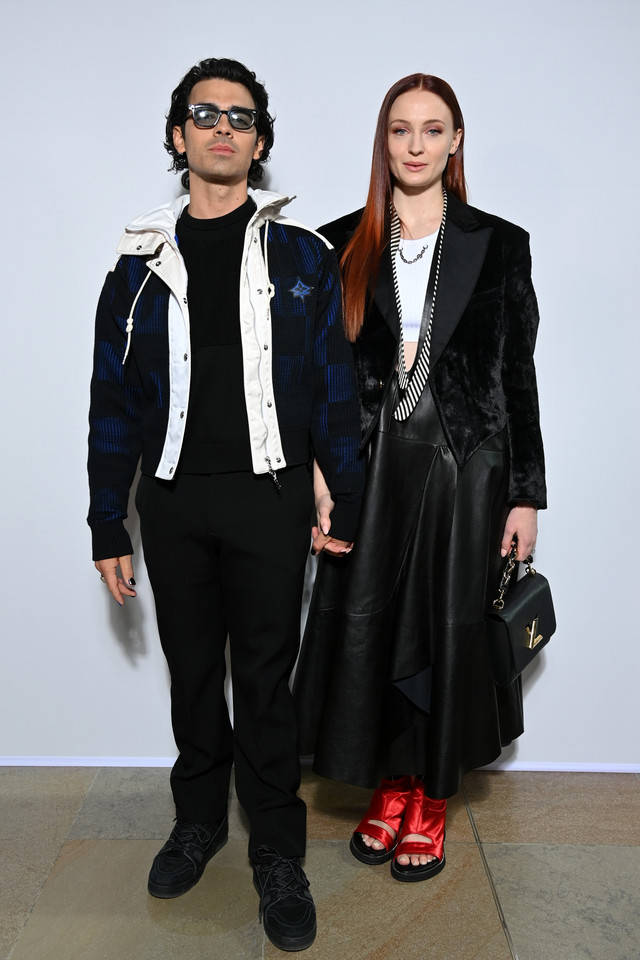 Joe Jonas dan Sophie Turner menghadiri pertunjukan Louis Vuitton Womenswear Fall/Winter 2022/2023 pada Paris Fashion Week di Paris, Prancis, 7 Maret 2022. Foto: Pascal Le Segretain/Getty Images