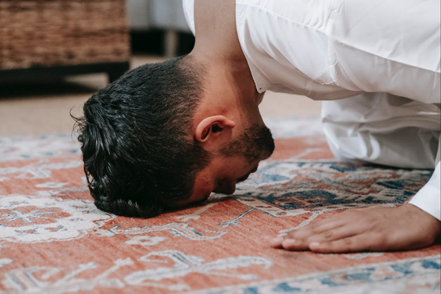 Ilustrasi niat sholat witir 2 rakaat. Foto: pexels.com/michael-burrows