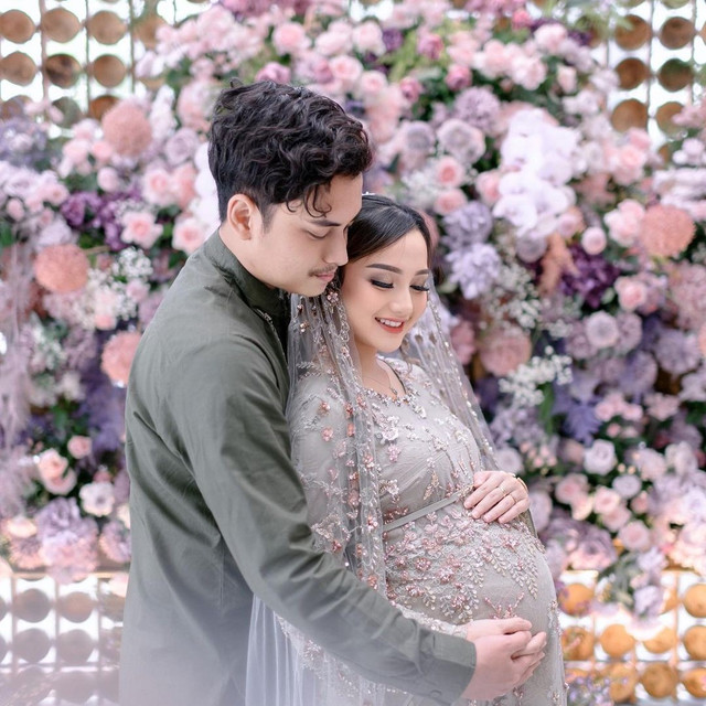 Beauty Vlogger Nanda Arsyinta dan Suami di Acara Tasyakuran 7 Bulan Kehamilan. Foto: @nandaarsynt, @askar_photography