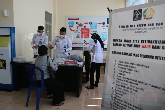 Petugas Lapas Pemuda Kelas IIA Madiun kembali membuka layanan penitipan barang untuk warga binaan pemasyarakatan (WBP),Rabu(14/4/2022). (Foto:Humas Lasdaun)