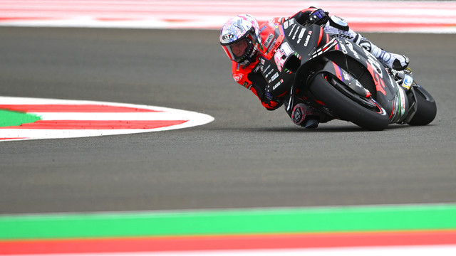 Pembalap Aprilia Racing Aleix Espargaro memacu sepeda motornya saat sesi latihan bebas 1 MotoGP seri Pertamina Grand Prix of Indonesia 2022 di Pertamina Mandalika International Street Circuit, Lombok Tengah, NTB, Jumat (18/3/2022). Foto: Andika Wahyu/ANTARA FOTO