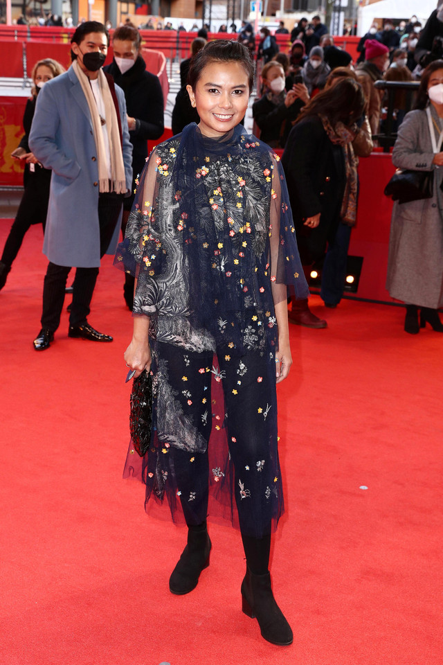 Kamila Andini di Red Carpet Berlinale 2022. Foto: Sebastian Reuter/Getty Images