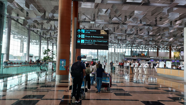 Suasana di terminal 3 keberangkatan Changi International Airport, Rabu (6/4/2022). Foto: Gitario Vista Inasis/kumparan