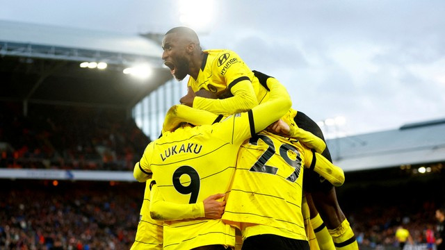 Pemain Chelsea Hakim Ziyech berselebrasi bersama rekan setimnya usai mencetak gol ke gawang Crystal Palace di Selhurst Park, London, Inggris, Sabtu (19/2/2022). Foto: Action Images via Reuters/Andrew Boyers