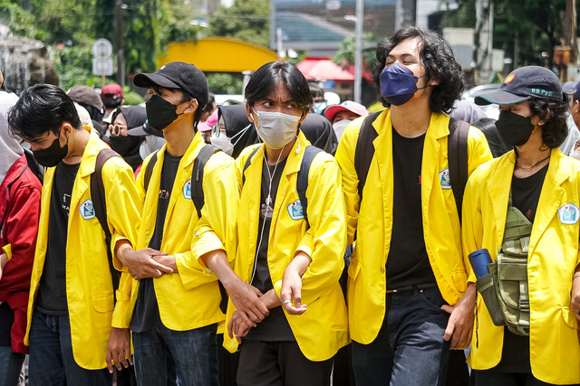 Para pengunjuk rasa dari BEM SI bergandeng tangan saat gelar aksi unjuk rasa di depan kawasan Monumen Nasional, Jakarta, Senin (28/3/2022). Foto: Iqbal Firdaus/kumparan