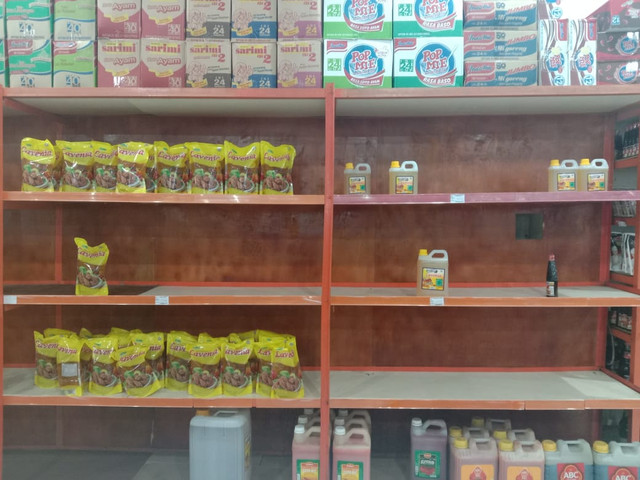 Stok minyak goreng di salah satu toko di Kota Maumere, Rabu (23/3). Foto : Athy Meaq
