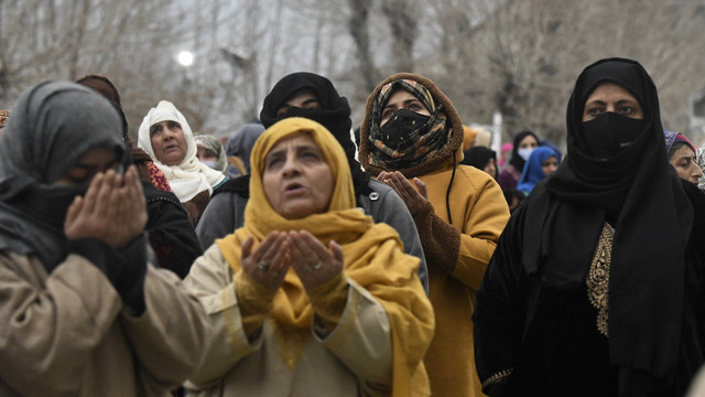 Sejumlah umat Muslim India di Srinagar, India pada Selasa (1/3/2022).
Foto: Tauseef Mustafa/AFP