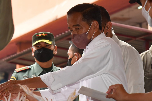 Presiden Joko Widodo membagikan bantuan tunai dan sembako untuk masyarakat di sejumlah pasar di Kabupaten dan Kota Bogor. Jawa Barat, Kamis (21/4/2022). Foto: Rusman/Biro Pers Sekretariat Presiden
