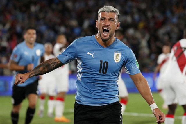 Pemain Uruguay Giorgian de Arrascaeta merayakan gol pertama mereka saat hadapi Peru, di Estadio Centenario, Montevideo, Uruguay, Kamis (24/3/2022). Foto: Raul Martinez/Pool via Reuters