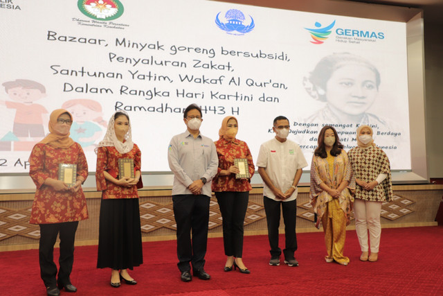 Eka Hospital Group bekerja sama dengan Dharma Wanita Persatuan (DWP) Kementerian Kesehatan mewakafkan ribuan kitab suci Al-Quran.  Foto: Eka Hospital Group