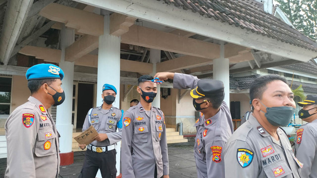 Personel Kepolisian Resort Lombok Tengah dilarang pelihara jenggot jelang Event MotoGP di Sirkuit Mandalika tanggal 18-20 Maret 2022. Foto: Dok. Istimewa