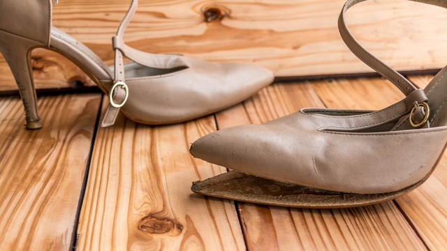 Ilustrasi sepatu rusak. Foto: Shutter Stock