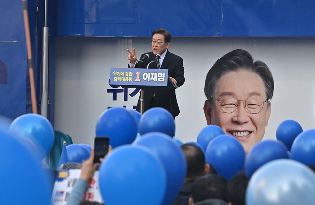 Kandidat presiden Korea Selatan Lee Jae-myung dari Partai Demokrat berbicara kepada para pendukungnya selama kampanye pemilihan di Seoul pada Jumat (4/3/2022).
 Foto: Jung Yeon-je/AFP