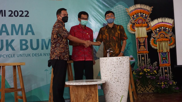 Penyerahan furniture dari bekas botol miras di Desa Wsata Nyambu, Tabanan, Bali - IST