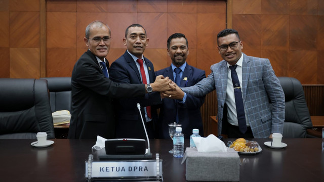 Dahlan Jamaluddin (kedua kiri) bersama wakil ketua DPR Aceh dalam sidang paripurna, Senin (21/3/2022). Foto: Abdul Hadi/acehkini