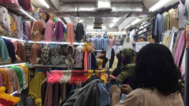 Toko busana muslim di Pasar Pagi Mangga Dua ramai didatangi pengunjung meski H-1 lebaran, Minggu (1/5/2022).  Foto: Narda Margaretha Sinambela/kumparan