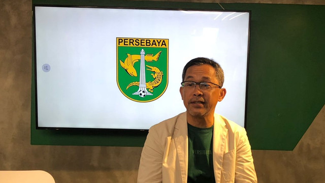 Coach Aji Santoso dalam jumpa pers soal perjalanan Persebaya di Liga 1. Foto: Devi Pattricia/kumparan