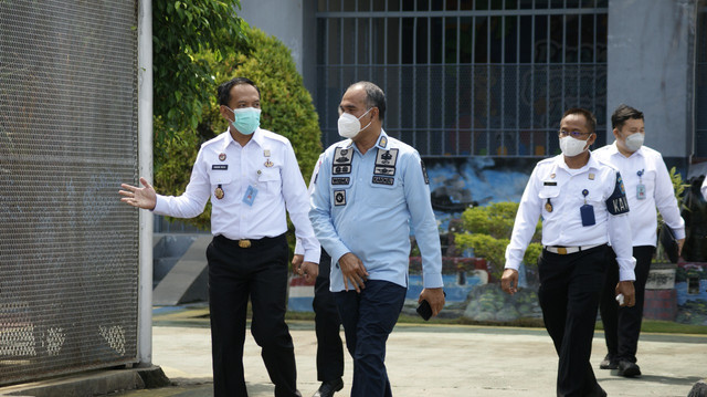 Kalapas Pemuda Madiun, Ardian Nova Christiawan saat mendampingi Plt. Kakanwil Kemenkumham Jatim, Wisnu Nugroho Dewanto pada Rabu (2/3/2022) pagi. (Foto : Humas Lasdaun)