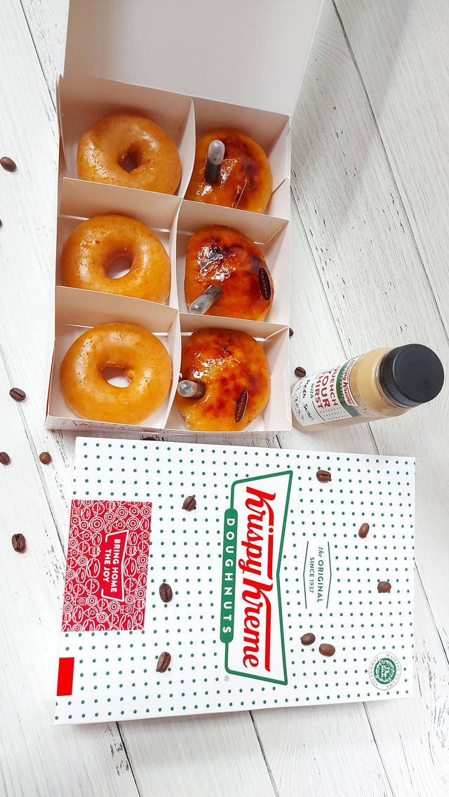 Sajian donat dan kopi, menu baru di Krispy Kreme Indonesia x Tanamera Coffee. Foto: Azalia Amadea/Kumparan