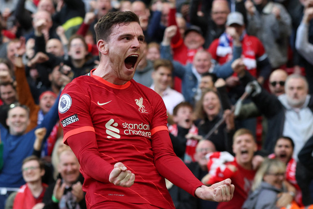 Pemain Liverpool Andrew Robertson berselebrasi usai mencetak gol pertama mereka saat hadapi Everton di Stadion Anfield, Liverpool, Inggris, Minggu (24/4/2022). Foto: Phil Noble/REUTERS