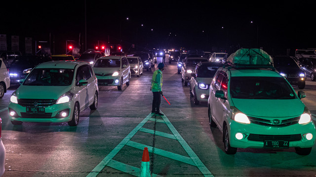 Sejumlah kendaraan roda empat antre untuk memasuki Gerbang Tol Kalikangkung, Semarang, Jawa Tengah, Kamis (28/4/2022). Foto: Aji Styawan/Antara Foto