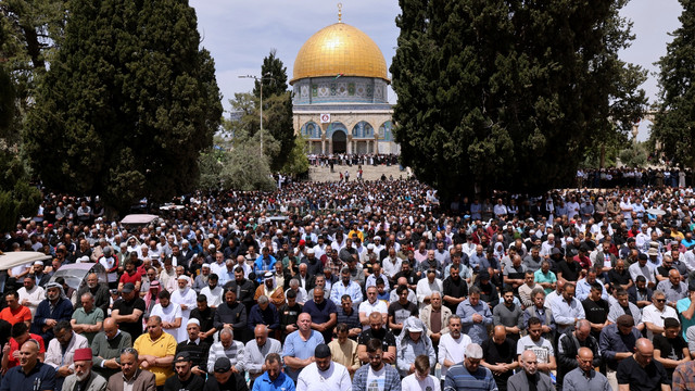 Warga Palestina melaksanakan salat Jumat, selama bulan suci Ramadhan, di kompleks Masjid Al-Aqsha Yerusalem, Jumat (22/4/2022). Foto: Ahmad Gharabli/AFP
