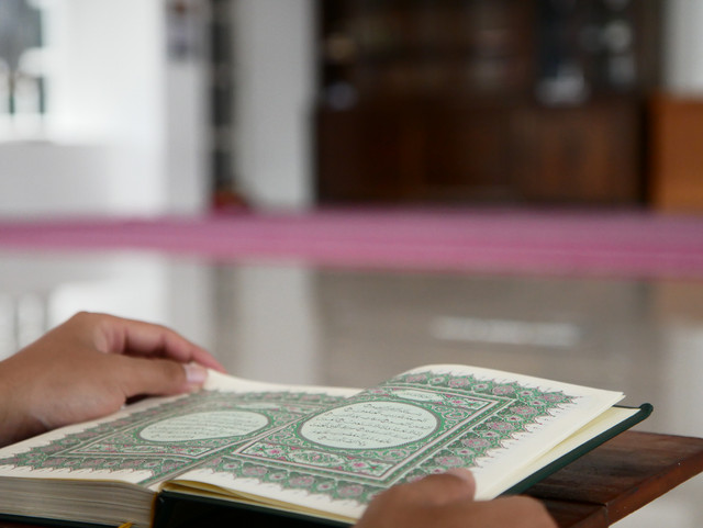 Ilustrasi ayat Al-Quran tentang hukum zakat penghasilan, sumber foto Masjid MABA on Unsplash