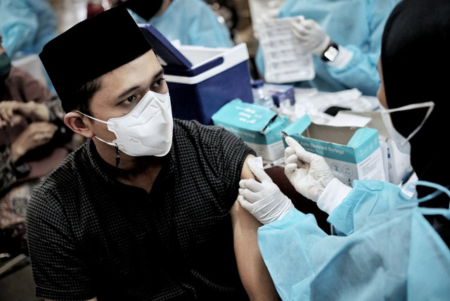 Warga mengikuti vaksinasi booster di halaman Masjid Istiqlal Jakarta, Selasa (5/4/2022). Foto: Jamal Ramadhan/kumparan