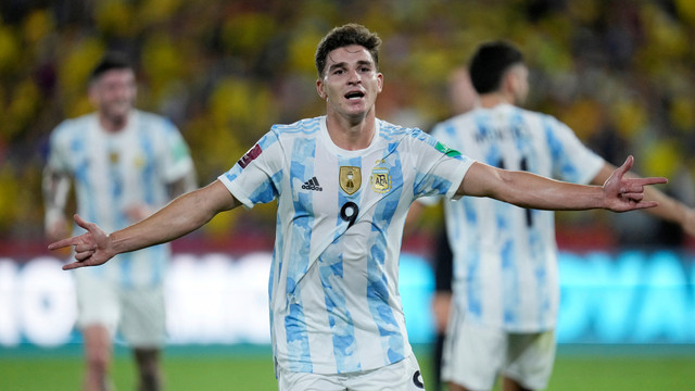 Selebrasi pemain Argentina Julian Alvarez usai mencetak gol ke gawang Ekuador pada pertandingan kualifikasi Piala Dunia 2022 Zona Conmebol di Estadio Monumental Banco Pichincha, Guayaquil, Ekuador. Foto: Dolores Ochoa/Pool/REUTERS