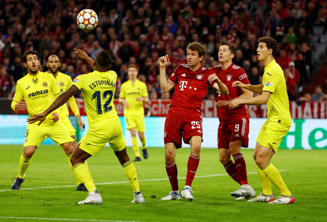 Pemain Bayern Munich Thomas Muller dan Robert Lewandowski duel dengan Pervis Estupinan dari Villarreal pada pertandingan perempat final Liga Champions di Allianz Arena, Munich, Jerman. Foto: Kai Pfaffenbach/Reuters