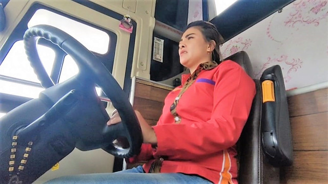 Liena Ozora (35) pengemudi wanita di sebuah PO di Wonogiri. FOTO: Agung Santoso