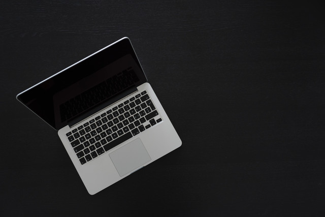 Ilustrasi melihat hasil screenshot di laptop. Foto: Pexels.com